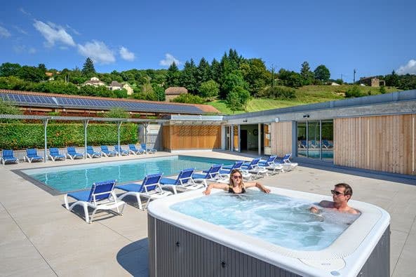 Piscine extérieure avec jacuzzi