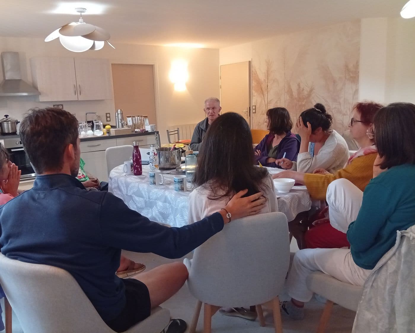 Le petit groupe de jeûneurs accueilli autour d'une table à l'arrivée au gîte