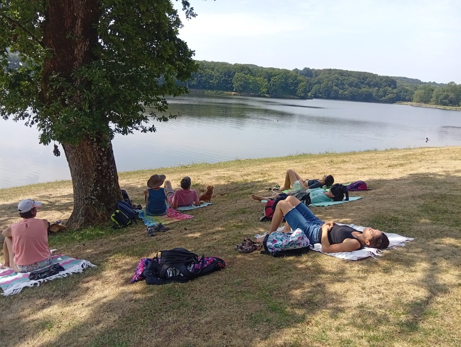 Pause détente sur les serviettes au bord du lac de Tolerme — le séjour détox et randonnée